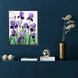 «Purple Irises» в интерьере зеленой гостиной над диваном
