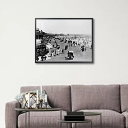 «История в черно-белых фото 381» в интерьере в скандинавском стиле над диваном