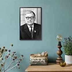 «Soviet composer Dmitry Shostakovich» в интерьере в стиле ретро с бирюзовыми стенами