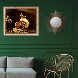 «Юноша с лютней 2» в интерьере классической гостиной с зеленой стеной над диваном