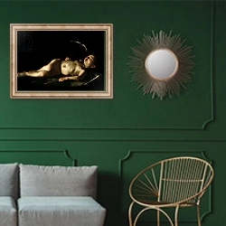 «Sleeping Cupid, 1608» в интерьере классической гостиной с зеленой стеной над диваном