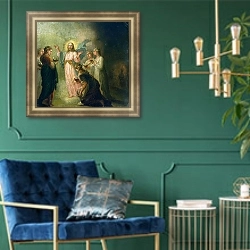 «Притча о девах» в интерьере классической гостиной с зеленой стеной над диваном