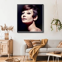«Hepburn, Audrey (How To Steal A Million) 3» в интерьере гостиной в стиле ретро над диваном