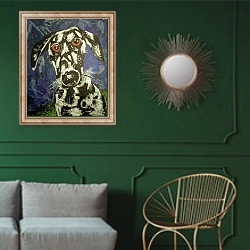 «Dog 1, 1994» в интерьере классической гостиной с зеленой стеной над диваном
