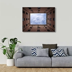 «Небо со двора-колодца» в интерьере гостиной в скандинавском стиле с серым диваном