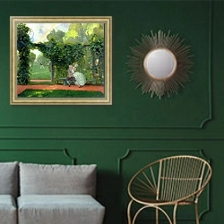 «The Ridiculed Kiss, 1908» в интерьере классической гостиной с зеленой стеной над диваном