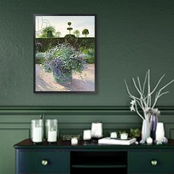«Centrepiece, 1995» в интерьере прихожей в зеленых тонах над комодом