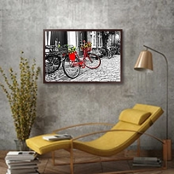 «Красный велосипед на чёрно-белой мощеной улице в старом городе» в интерьере в стиле лофт с желтым креслом