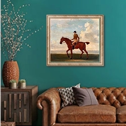 «One of Four Portraits of Horses - a Chestnut Racehorse with Jockey Up 1730» в интерьере гостиной с зеленой стеной над диваном
