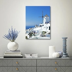 «Греция. Санторини. Мельница» в интерьере современной гостиной с голубыми деталями