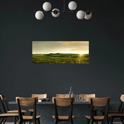 «Панорама с закатом и виноградниками» в интерьере столовой с черными стенами