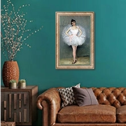 «Portrait of a Young Ballerina» в интерьере гостиной с зеленой стеной над диваном