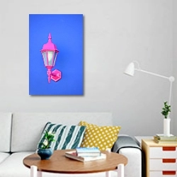 «Розовый фонарь на голубой стене» в интерьере гостиной в стиле поп-арт с яркими деталями