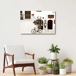 «Велосипед у магазинчика в Остуни, Италия» в интерьере современной комнаты над креслом