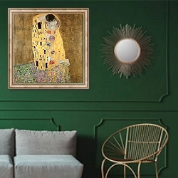 «The Kiss, 1907-08» в интерьере классической гостиной с зеленой стеной над диваном