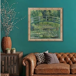 «Пруд с кувшинками» в интерьере гостиной с зеленой стеной над диваном