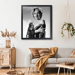 «Monroe, Marilyn 43» в интерьере гостиной в стиле ретро над диваном