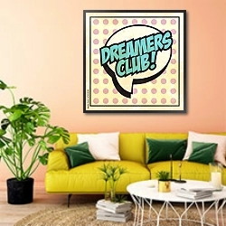 «Ретро плакат» в интерьере гостиной в стиле поп-арт с желтым диваном