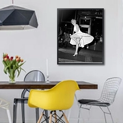 «История в черно-белых фото 817» в интерьере столовой в скандинавском стиле с яркими деталями