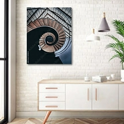 «Перевернутый вид винтовой лестницы» в интерьере комнаты в скандинавском стиле над тумбой