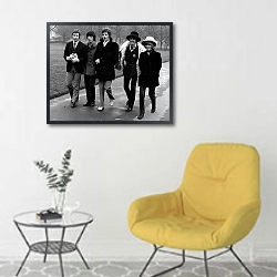 «История в черно-белых фото 476» в интерьере комнаты в скандинавском стиле с желтым креслом