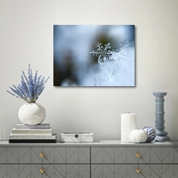 «Кристаллы снежинки» в интерьере современной гостиной с голубыми деталями