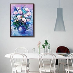 «Букет белых роз в синей вазе» в интерьере светлой кухни над обеденным столом
