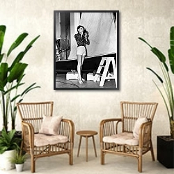 «Hepburn, Audrey (Sabrina) 2» в интерьере комнаты в стиле ретро с плетеными креслами