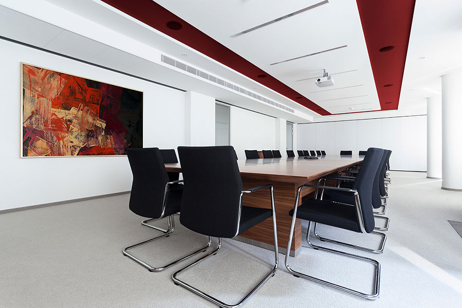 Абстрактная картина в красных тонах в современном конференц-зале