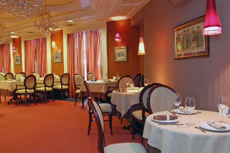 Серия гравюр с модой в зале ресторана в классическом стиле