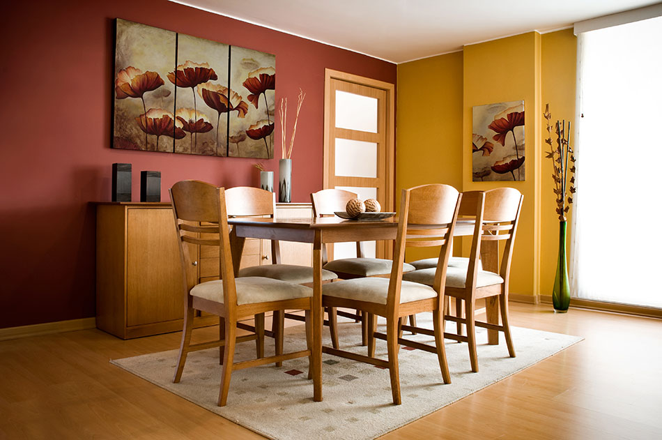 Модульная картина и постер с маками над обеденным столом на кухне в современном стиле