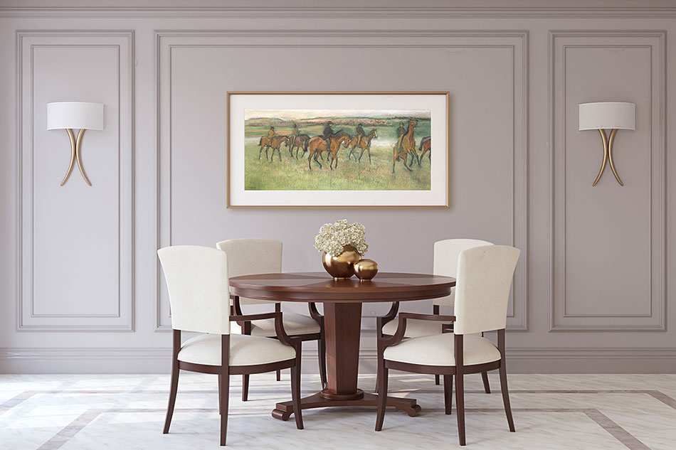 Картина Эдгара Дега с лошадьми в золотой раме с паспарту над столиком в ресторане