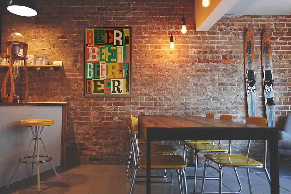 Ретро-постер пиво на кирпичной стене в кафе в стиле лофт