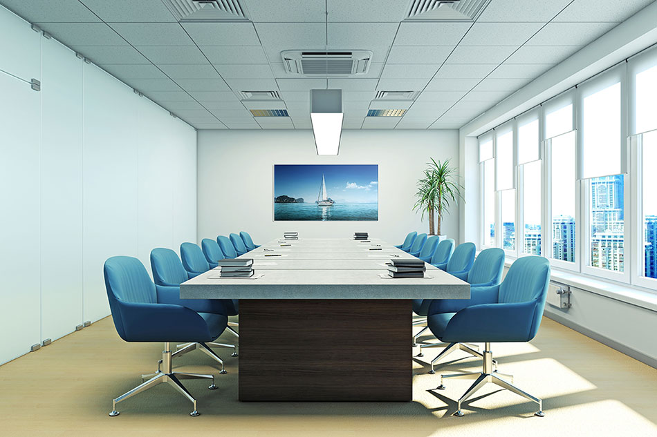 Постер с парусником в море в современном конференц-зале с голубыми креслами