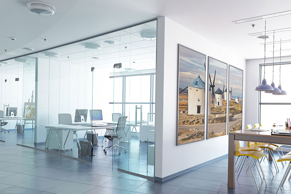 Картина из 3 частей с мельницами в переговорной комнате современного офиса