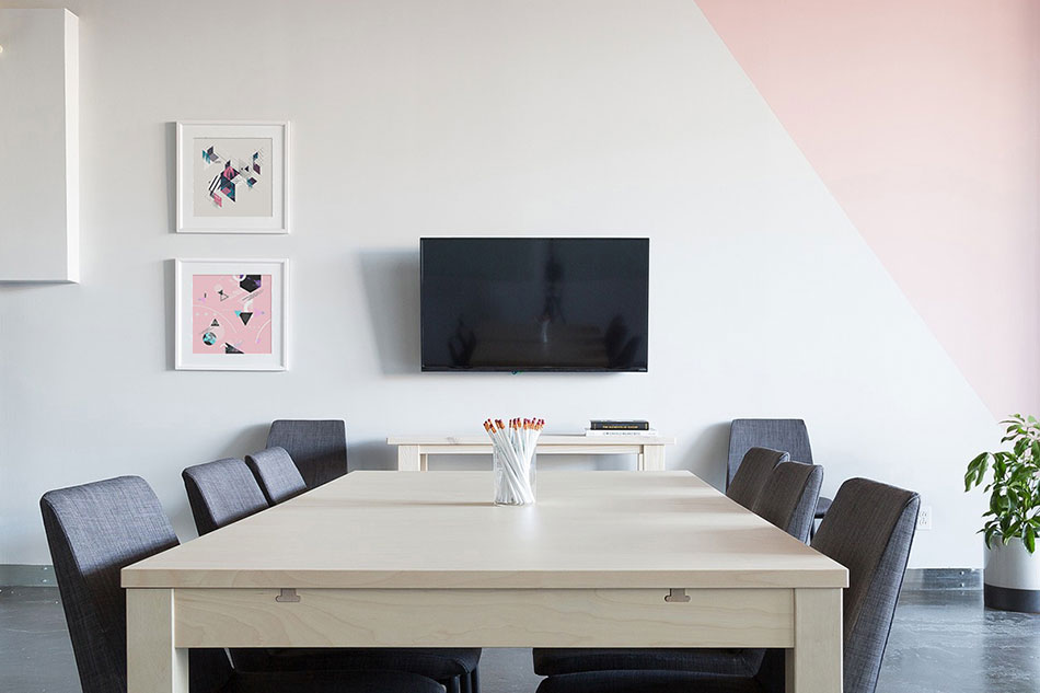 Два постера с геометрическими абстракциями в офисе в скандинавском стиле