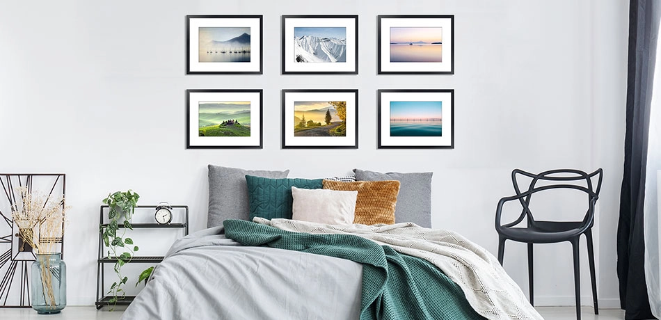 Серия постеров с пейзажами в рамах с паспарту в интерьере спальни