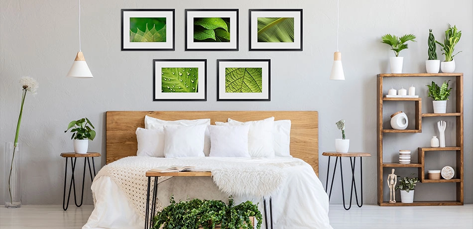Серия постеров с листьями в рамах с паспарту в интерьере спальни