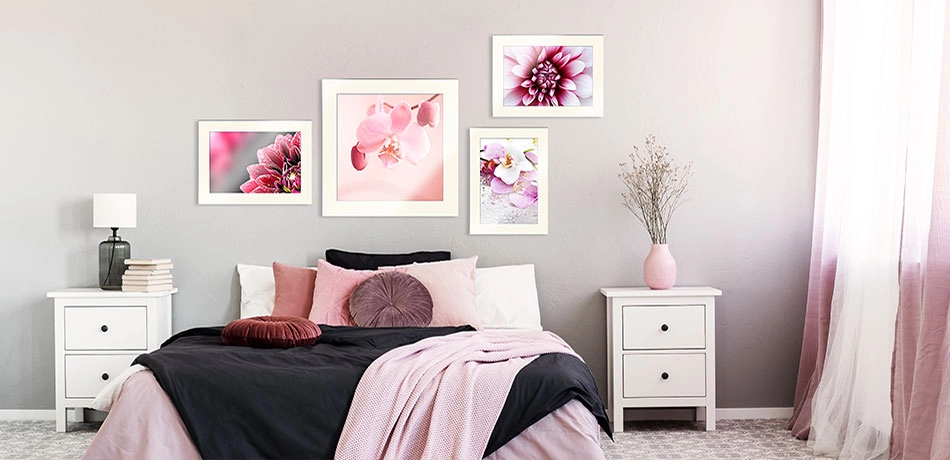 Серия постеров с цветами в рамах с паспарту в интерьере спальни