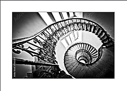 Постер Черно-белая винтовая лестница