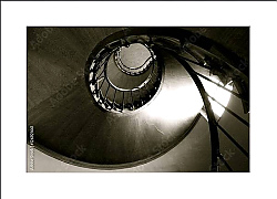 Постер Серая винтовая лестница