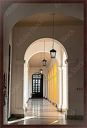 Постер Длинный белый зал, состоящий из колонн и арок