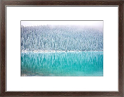 Постер Зимний лес, отражающийся в голубой воде