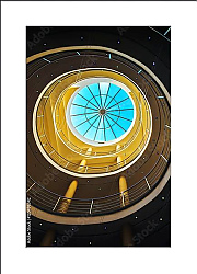Постер Круглая лестница и стеклянный потолок
