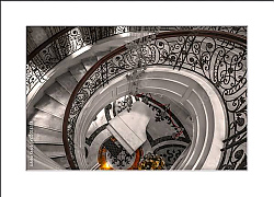 Постер Старинная винтовая лестница с фортепиано внизу
