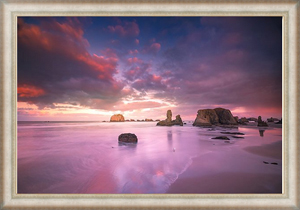 Постер на холсте Каменистый пляж в розовых лучах заката