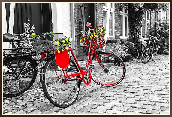 Красный велосипед на серой улице на холсте