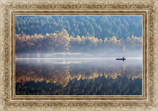 Постер в раме Лодка на туманном озере на фоне осеннего леса