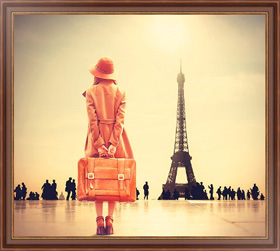 Постер в раме Рыжая девушка с чемоданом