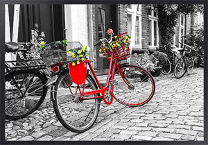 Красный велосипед на улице города